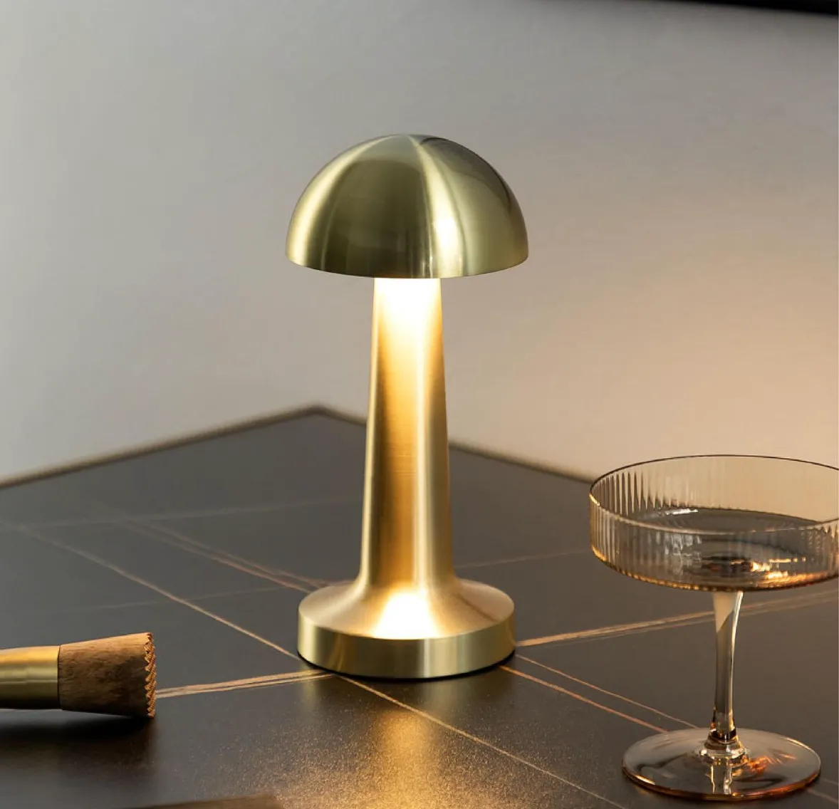 Garduru Dimmbare LED Akku Tischlampe LuxDesign - Modern über Touch | Wohnzimmer | Leselampe | Nachttischlampe