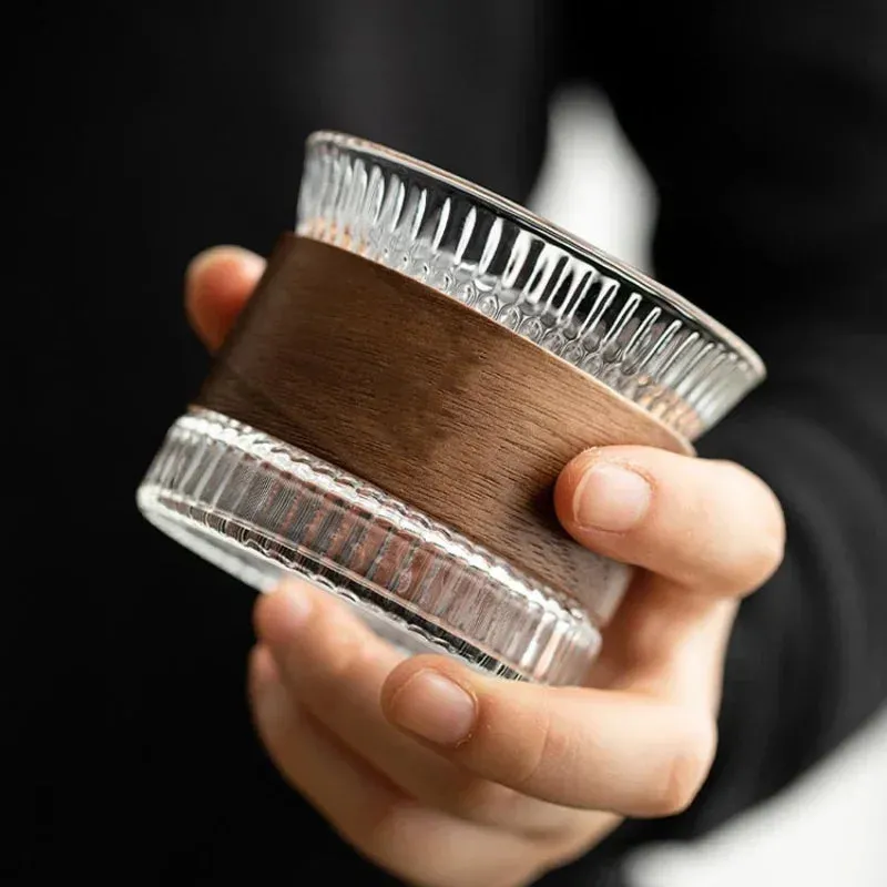 WoodFlow – Handgemachtes Tumbler-Glas mit Holzakzent für stilvolles Genießen